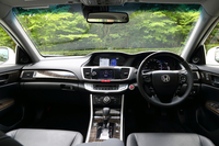 インテリアはブラックの内装色に木目調パネルの組み合わせのみ。「アコードPHEV」では、内装色はベージュとなる。
    