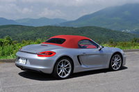 ポルシェ・ボスクターS
    ボディーサイズ：全長×全幅×全高＝4374×1801×1281mm／ホイールベース：2475mm／車重：1320kg／駆動方式：MR／エンジン：3.4リッター水平対向6 DOHC 24バルブ／トランスミッション：6段MT／最高出力：315ps/6700rpm／最大トルク：36.7kgm/4500-5800rpm／タイヤ：（前）235/35ZR20 （後）265/35ZR20／価格：740万円