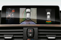 安全装備のひとつ、「トップビュー＋サイドビューカメラ」のモニター映像。