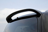 リア上部に備わる「アッパーデッキスポイラー」。