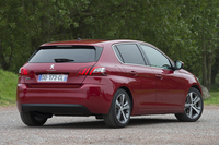 ハッチバック車のリアコンビランプに見られる3本のラインは、ライオンの爪あとがモチーフとなっている。