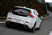 
	リアビュー。ディフューザーや、シルクメタル仕上げの90mm径テールパイプなどでスポーティーに彩られている。
	