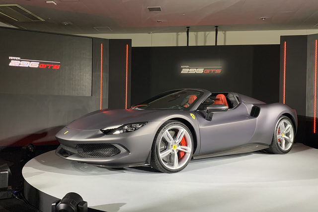 フェラーリがオープンPHEV「296GTS」の国内導入を鈴鹿サーキットで発表