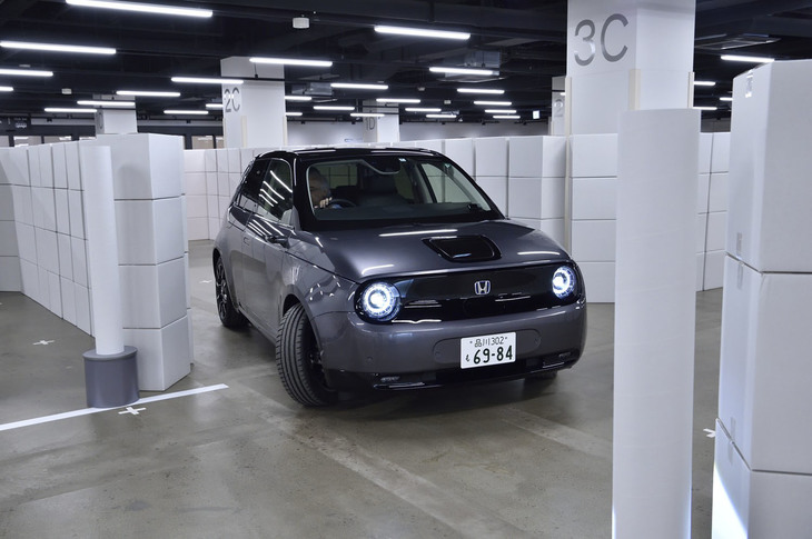 「ホンダe」自慢の取り回しのよさを体験するために用意された、段ボールを積み重ねてつくった特設迷路。住宅街の狭い路地などを想定した試乗が行えた。