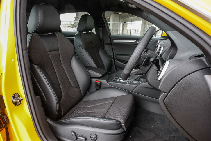 「Sラインパッケージ」の前席には、専用のスポーツシートが備わる。