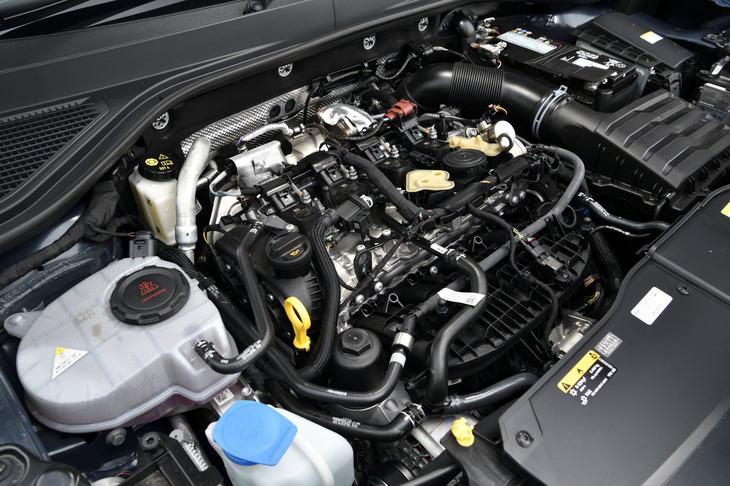 最高出力300PS、最大トルク400N・mを発生する2リッター直4ターボエンジンを搭載する「TロックR」。フォルクスワーゲンが「4MOTION」と呼ぶ4WDのみの設定となる。