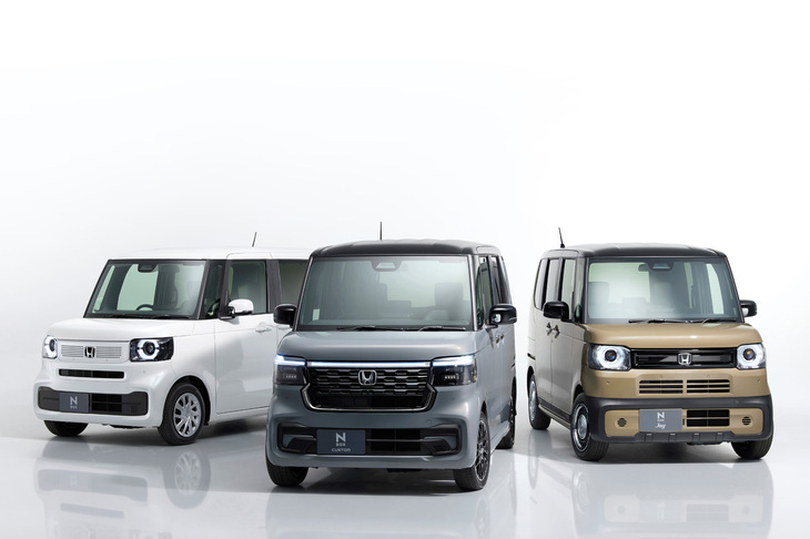 2023年10月に発表された3代目「ホンダN-BOX」（写真左）と「N-BOXカスタム」（同中央）。誰もがひと目でN-BOXだとわかる、キープコンセプトのフルモデルチェンジが行われた。2024年9月にはアウトドアテイストを盛り込んだシリーズの第3弾モデル「N-BOXジョイ」（同右）も発売された。