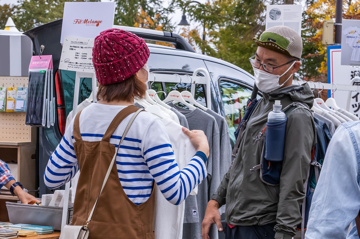 参加の記念にと、「カングー」をモチーフにしたアイテムを買い求める人でほぼ日カングーKIOSKは終日にぎわっていた。