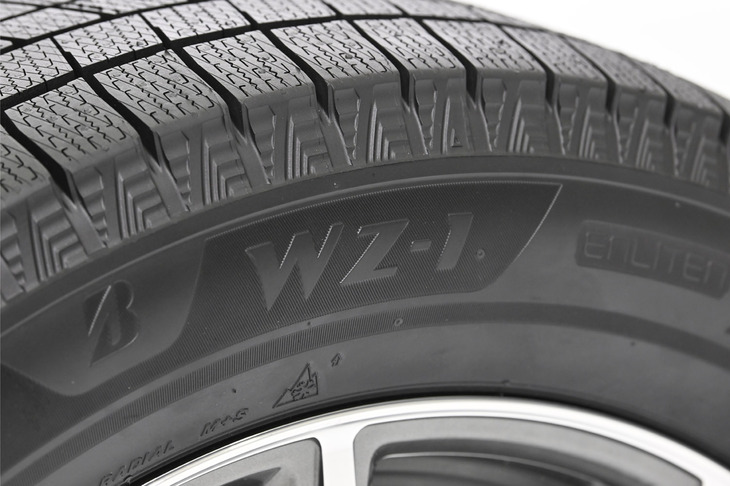 全方位での性能向上がうたわれる「ブリザックWZ-1」。ブリヂストンが行った計測では、「ブリザックVRX3」に比べて氷上での制動距離が11％、氷上旋回のラップタイムが4％短縮されたという。