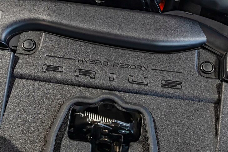 エンジンルームには「PRIUS」という車名とともに、「HYBRID REBORN」の文字が。HEVの本家本元としてのトヨタの自負と、新型「プリウス」に寄せる期待が感じられる。