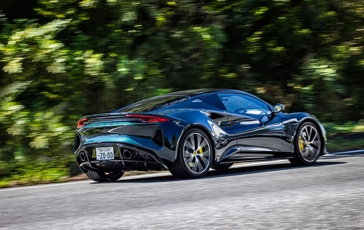 アイバッハ製のコイルスプリングとビルシュタイン製のショックアブソーバーを組み合わせるダブルウイッシュボーン式のサスペンションを前後に採用する「エミーラ ファーストエディション」。0-100km/h加速は4.4秒、最高速度は275km/hと発表されている。