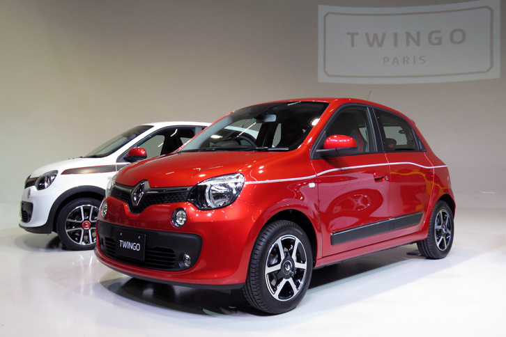 「ルノー・トゥインゴ インテンス」（手前）と「パックスポール」（奥）。