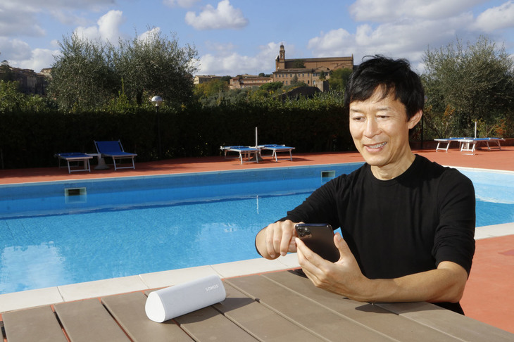 屋外ではBluetooth接続を用いるが、旅先にWi-Fiがあれば、それを使用してスマートフォンと連携させることもできる。