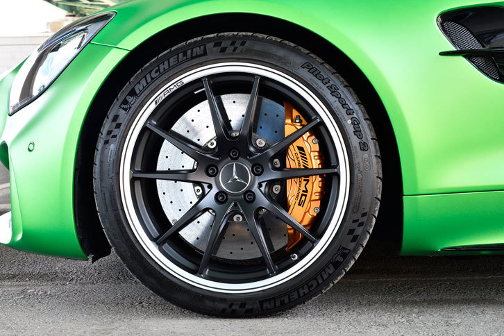 装着されるタイヤは“公道も走れるサーキットタイヤ”とうたわれる「ミシュラン・パイロットスポーツ カップ2」。テスト車には軽量なカーボンセラミックブレーキが装備されていた。
	 