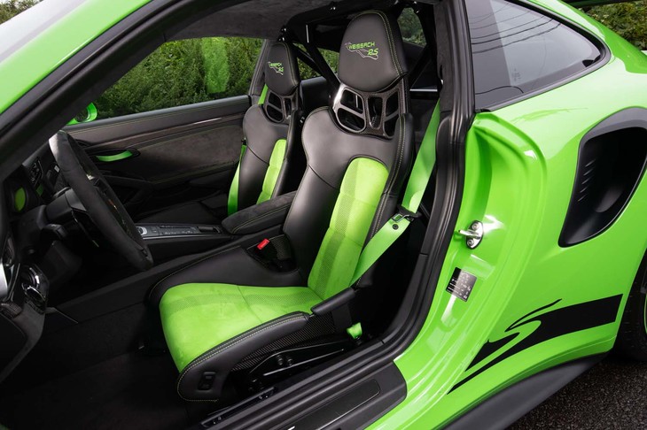 「911 GT3 RS」にはフルバケットシートが標準装備。前後調整は手動だが、高さは電動で調整が可能。
