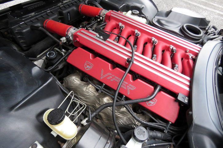 ハイオクガソリンをぼんぼん焚いて、駆動力をじゃんじゃか沸かせる8リッターV10エンジン。やっぱりエンジンはこうじゃないと！