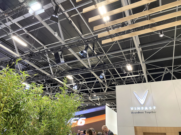 出展費用節減の折、照明は各社ともかなり簡略化されていた。ターンテーブルを備えたブランドもごくわずか。プレスデーに関して言えば、いわゆるコンパニオンを配したのは中国のBYDのみだった。