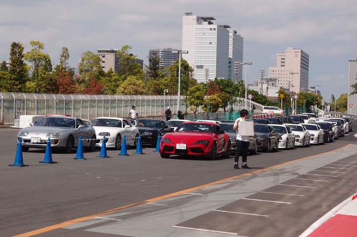 この日は、東京・青海の発表会場から東京・代官山まで、「スープラ」オーナーによる記念のパレードランも実施された。写真は出発前のワンシーン。