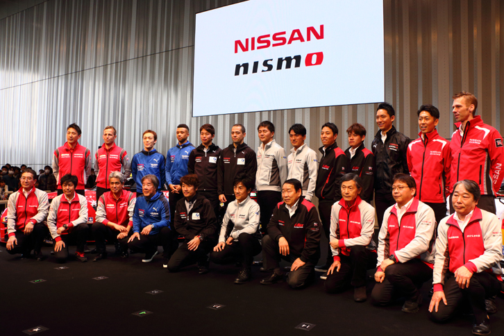 発表会でフォトセッションに臨む、日産系レーシングチームの監督およびドライバー。
