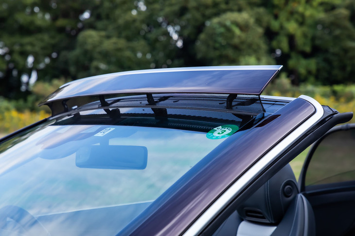 ウィンドウフレーム上部がせり上がり、オープン時にキャビンへの風の巻き込みを抑える電動式の「エアキャップ（写真）」は、「エクスクルーシブシートパッケージ」選択時に装着されるオプション。