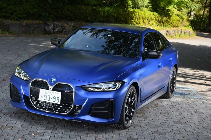 「BMW 4シリーズ グランクーペ」のBEV版となる「BMW i4」。今回の試乗車「M50」はBEVとしては初めての「Mパフォーマンスモデル」だ。