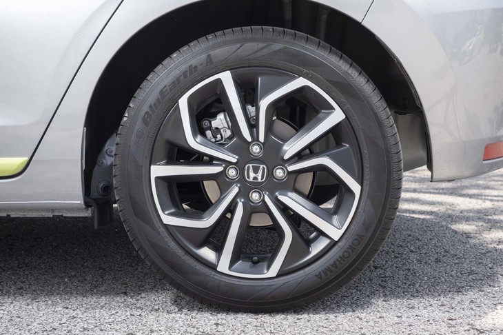 電動パーキングブレーキが採用されている新型「フィット」。そのシステムを組み込んだリアブレーキはディスク式となっている。