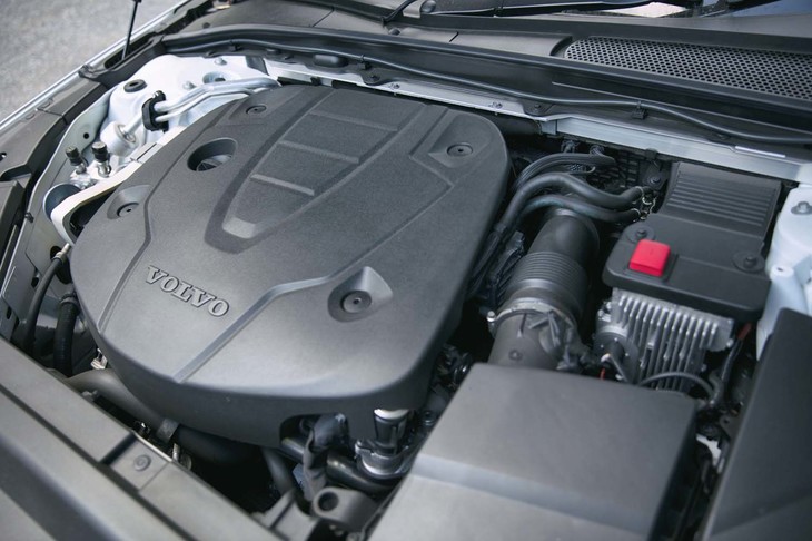 エンジンは2リッターのディーゼルターボ。オプション「ポールスターパフォーマンスソフトウエア」を組み込んだ試乗車では、最高出力は190PSから200PSに、最大トルクは400N・mから440N・mへとアップしている。