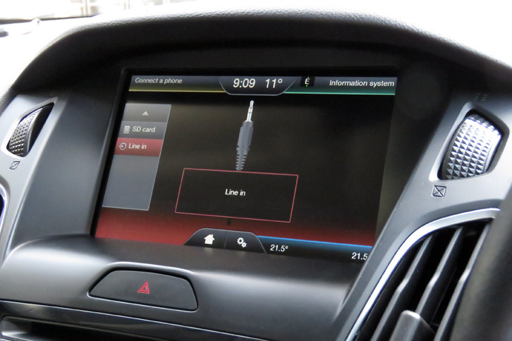 今となってはちょっとアナログな感さえあるAUX端子（音声入力端子）によるライン入力。ただ、接続作業は簡単だし、「端子が付いているクルマなら確実に使える」という安心感もあります。