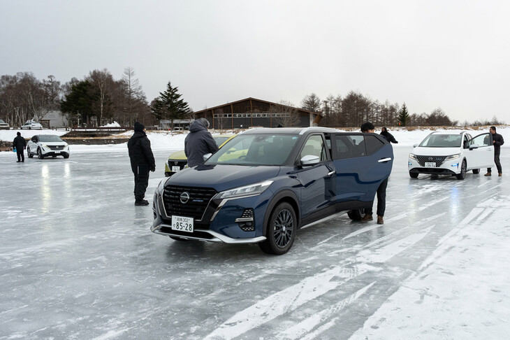 2023年の日産氷上試乗会の様子。写真手前は電動4WDシステム「e-POWER 4WD」を搭載したコンパクトSUV「キックス オーテック」。