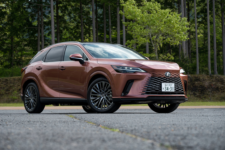 「レクサスRX」の一部改良モデルが発売されたのは2025年2月末のこと。今回の試乗車はプラグインハイブリッド車の「RX450h＋“バージョンL”」。