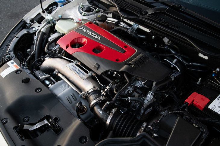 「K20C」型2リッター直4ターボエンジン。ピークパワーの高さはもちろん、回転・往復部品の徹底した軽量により、レスポンスのよさや高回転まで爽快に回るフィーリングも実現している。
