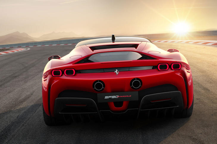 「SF90ストラダーレ」の最高速度は340km/h、0-100km/h加速は2.5秒と発表されている。