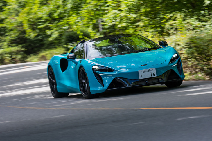 パワーユニットは最高出力605PSの3リッターV6ツインターボエンジンと95PSのモーター、容量7.4kWhの駆動用リチウムイオンバッテリーを組み合わせたプラグインハイブリッド。システム全体では700PSを発生する。