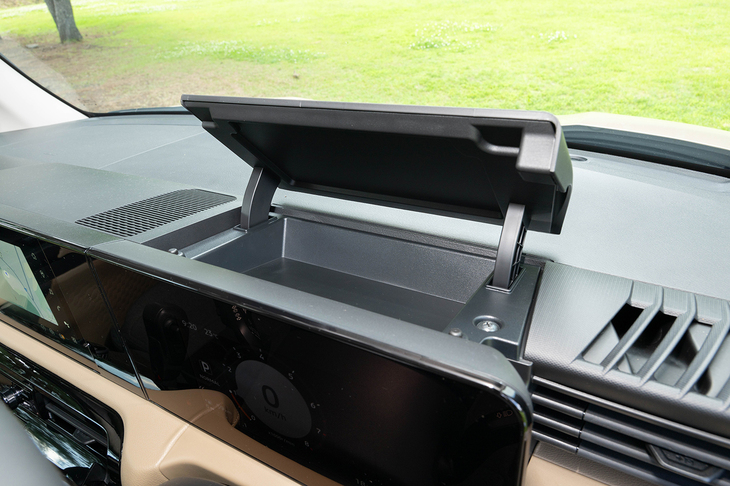 メーターパネルの後方にはアッパーボックスが備わっている。