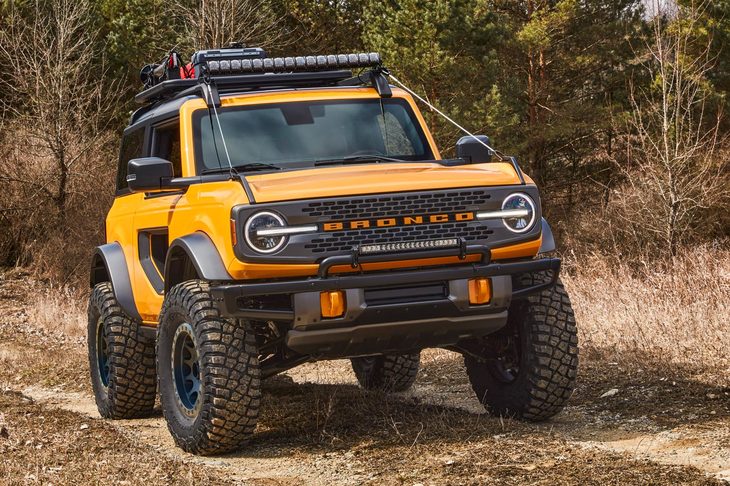 フロントグリルを横断する「BRONCO」のロゴに注目。「F」や「E」から始まらない車名は、実は近年のフォードでは例外的なものなのだ。