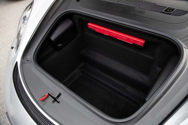 フロントの荷室容量は「718スパイダー」（写真）と「718ケイマンGT4」とで共通。ともに150リッターとなっている。