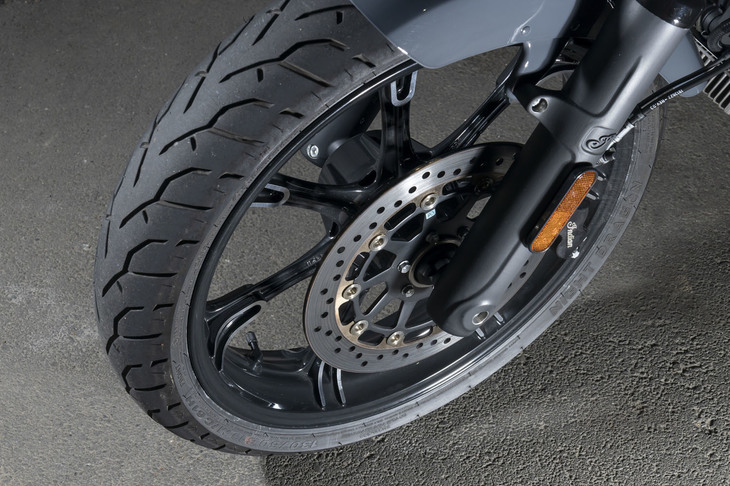ラインナップの中でもスポーティーな性格の「チーフ ダークホース」。前：19インチ、後ろ：16インチのキャストホイールを履き、ハンドルやペダルもより積極的にバイクを操れるしつらえとなっている。