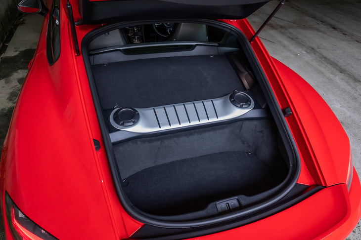 ボディー後部には容量270リッターの荷室が備わる。リアミドシップされる最高出力300PS、最大トルク380N・mの2リッター水平対向4気筒ターボエンジンはトリムに覆われ、外からその姿を見ることはできない。