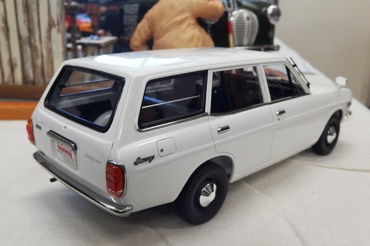 型式名VB110こと「ダットサン・サニー1200バン」。2ドアと4ドアの双方がラインナップされていた2代目サニーの商用バン、その4ドアの「スタンダード」仕様である。2014年にハセガワから発売された1/24の2代目「サニー トラック」に続くバリエーション……ではなく、そのサニトラをベースに改造された作品。キットが存在しているとしか思えない、出色の出来である。