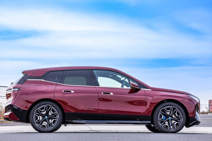 「iX xDrive50」のボディーサイズは全長×全幅×全高＝4955×1965×1695mm、ホイールベースは3000mm。ホイールベースが長く、タイヤも大きいため大きく見えるが、フットプリントは「X5」と同等だ。