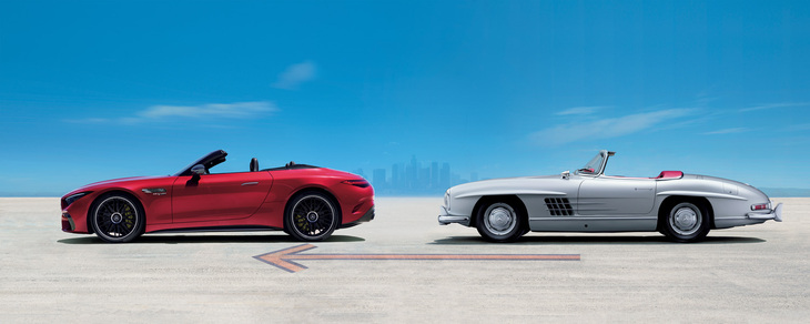 1954年に初代「300SLロードスター」（写真右）が誕生して以来、メルセデス・ベンツの最上級オープンカーと位置づけられてきた「SL」。最新モデル（写真左）は7代目にあたる。