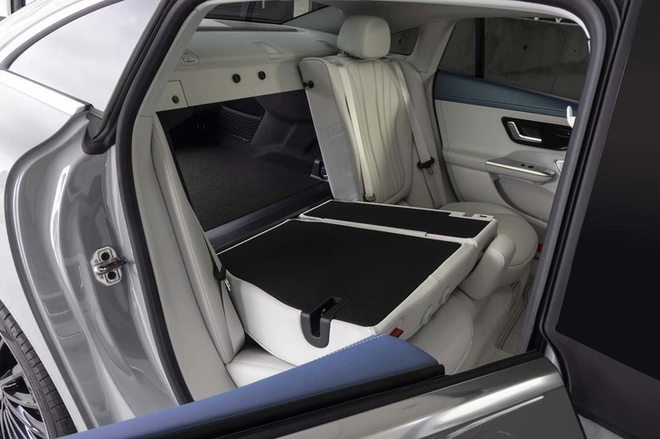 後席は3分割の可倒式。背もたれを倒すことで、荷室容量の拡大、長尺物の積載に対応する。