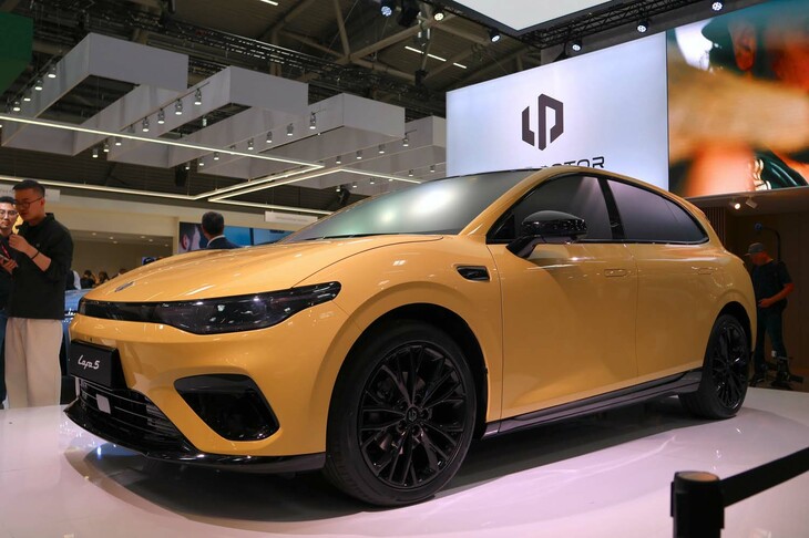 ステランティスが出資する中国のBEVメーカー、リープモーター。会場でモックアップが公開された「ラファ5」は、2026年発売予定のコンパクトハッチバックだ。