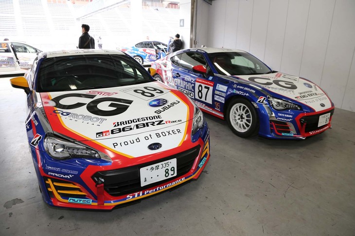 ピットガレージ内に並んだ2台のCG ROBOT BRZ。久保凜太郎選手の#87のカラーリングを基調としながら、池島実紅選手が駆る#89には、オレンジのアクセントが施されている。