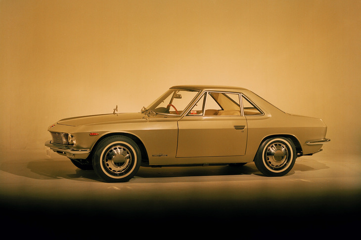 「フェアレディ1600」とコンポーネンツを共有するスペシャリティークーペとして1965年にデビューした初代「シルビア」。既に2つのラインナップを持っていることもあり、新しいスポーツカーの開発に反対する社内の声は大きかった。