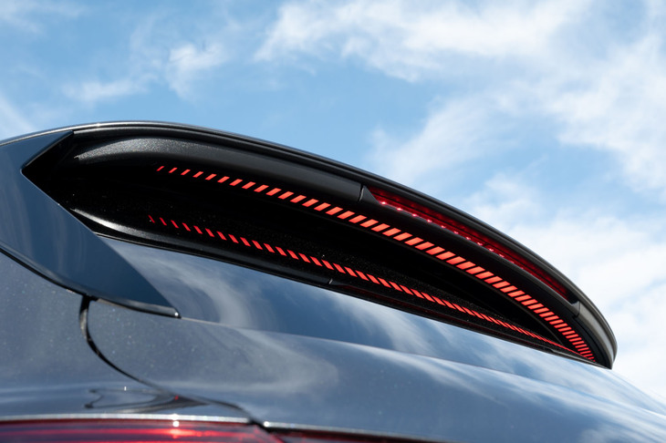 外装では、リアウィンドウプロジェクションライトも新しい装備。テールゲートスポイラーの下にハイマウントストップランプと連動して光る照明が仕込まれており、ブレーキを踏むとその明かりがリアウィンドウに反射。制動時の被視認性を高める。