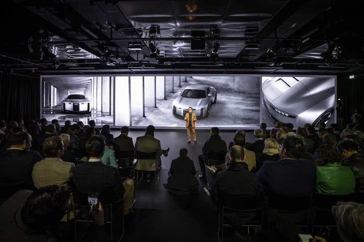 「アウディR26コンセプト」の発表イベントに登壇したアウディのデザイン部門を率いるマッシモ・フラチェッラCCO。