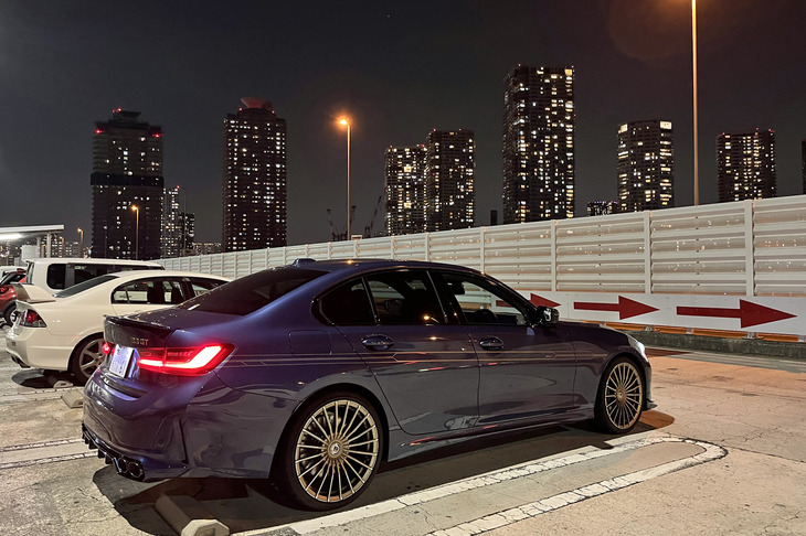 「B3 GT」のボディーサイズは全長×全幅×全高＝4725×1827×1440mm、ホイールベースは2851mm。車重は1875kgと発表されている。「アルピナブルー」のボディーカラーが東京の夜景に映える。