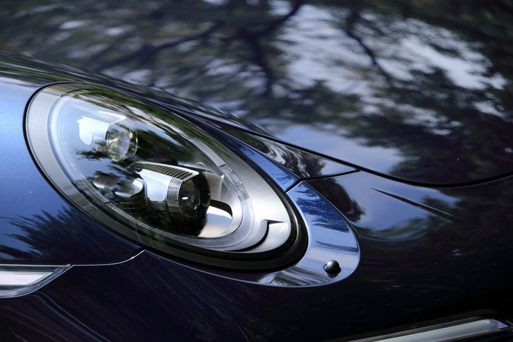 
	ステアリングと連動して照射角度を調整するLEDヘッドランプ。45万5000円のオプションとして用意される。
	