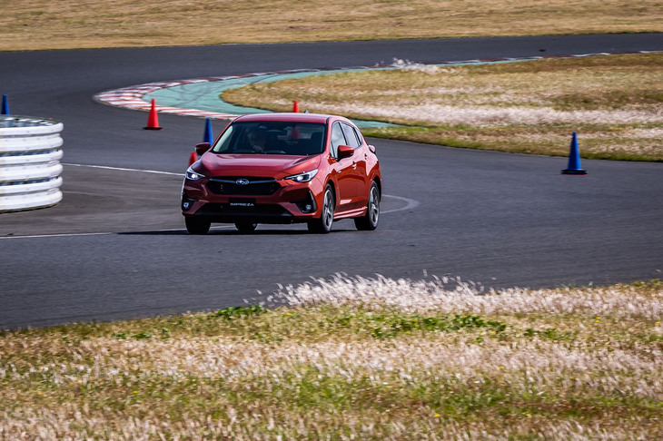 スバル・インプレッサ（クローズドコースでの走行シーン）